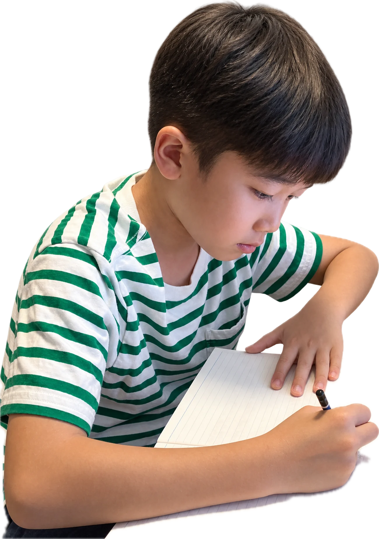 自宅の机で学習に取り組む小学生