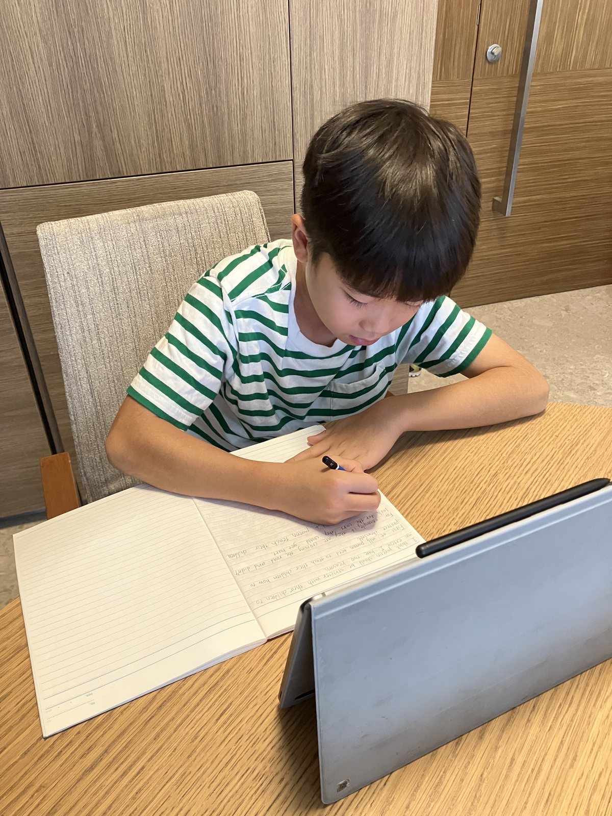 自宅で英語の学習に取り組む小学生
