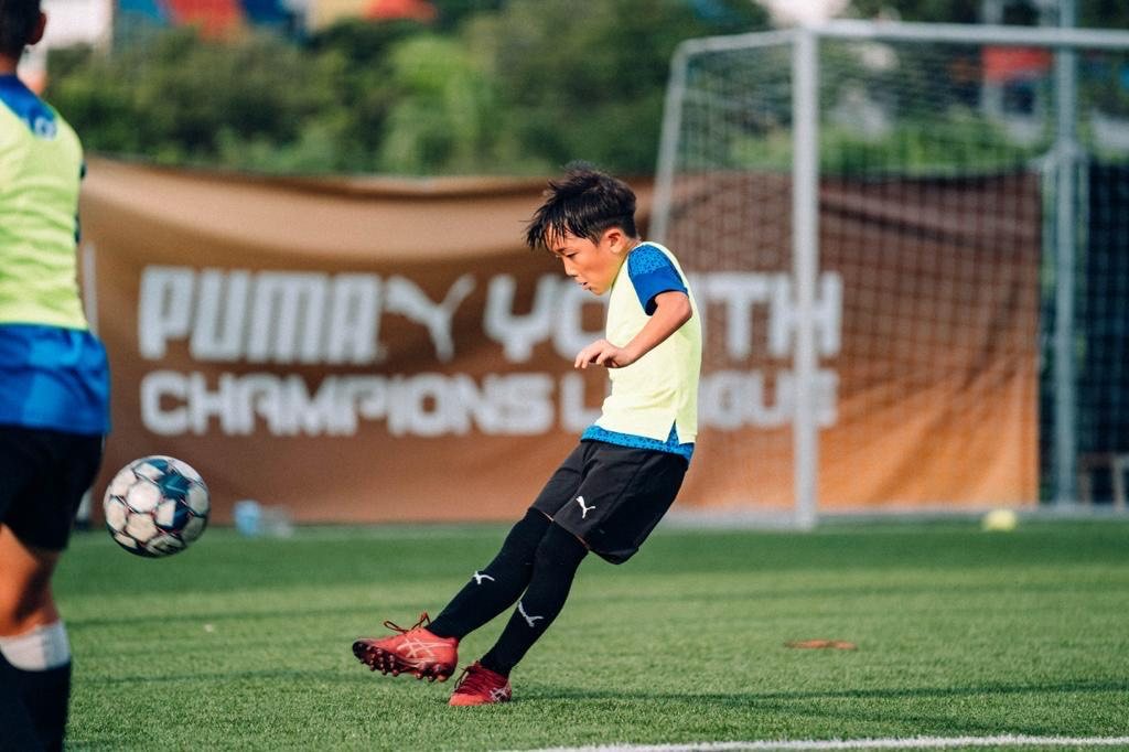 サッカーの練習に参加する小学生